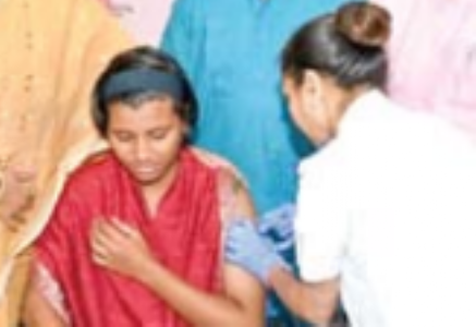 5 स्कूली छात्राें ने लगवाया एचपीवी का टीका